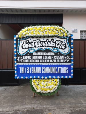 Papan Bunga Duka di Pesisir Bukit